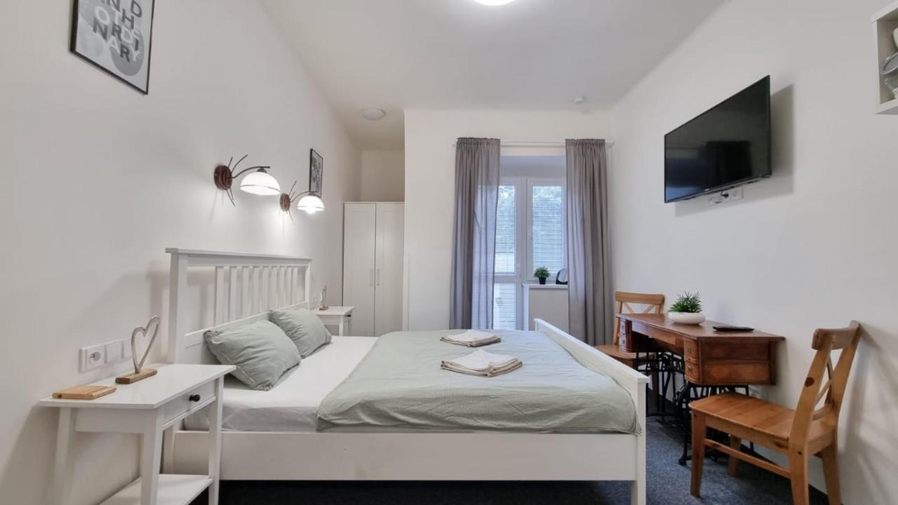 Finnem Rentals Jicinska ปราก ภายนอก รูปภาพ